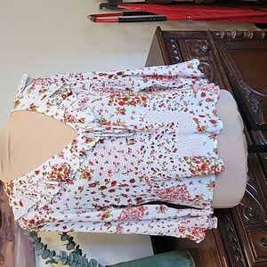 BLACK TAPE beautiful floral blouse Size M. NWOT